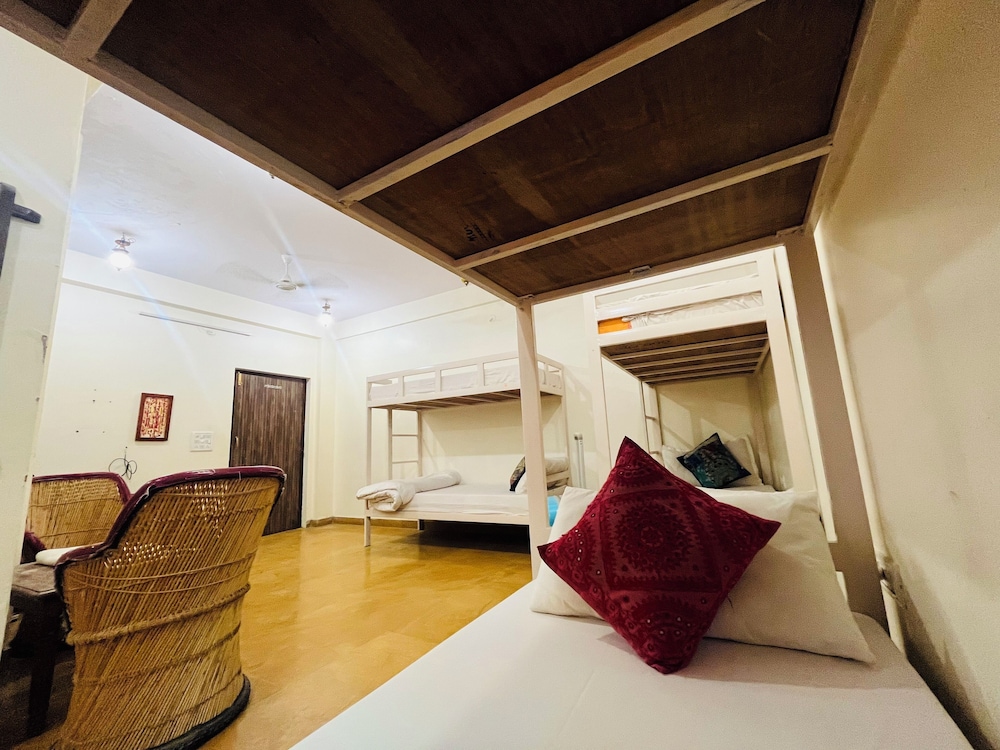 6 Bed Female Ac Dormitory room photo 3