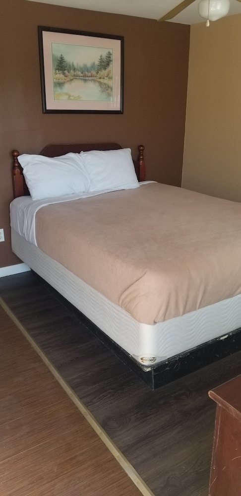 Basic Room, 2 Queen Beds photo 2