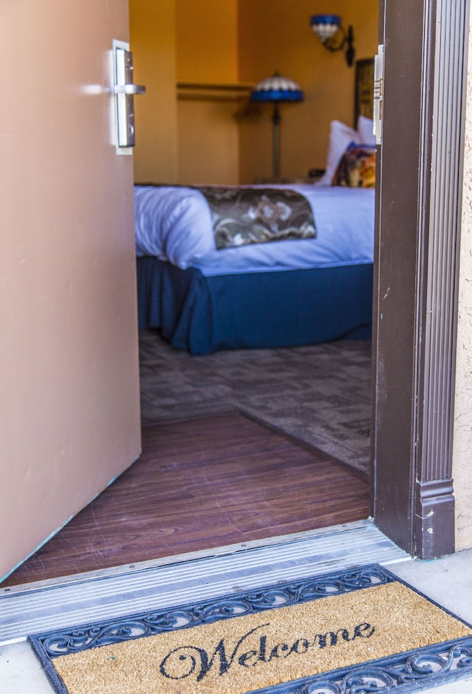 Standard Room, 1 King Bed - Photo 16