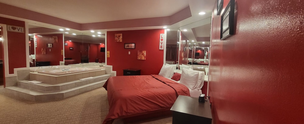 Red Romantic Suite Hot Tub & fireplace