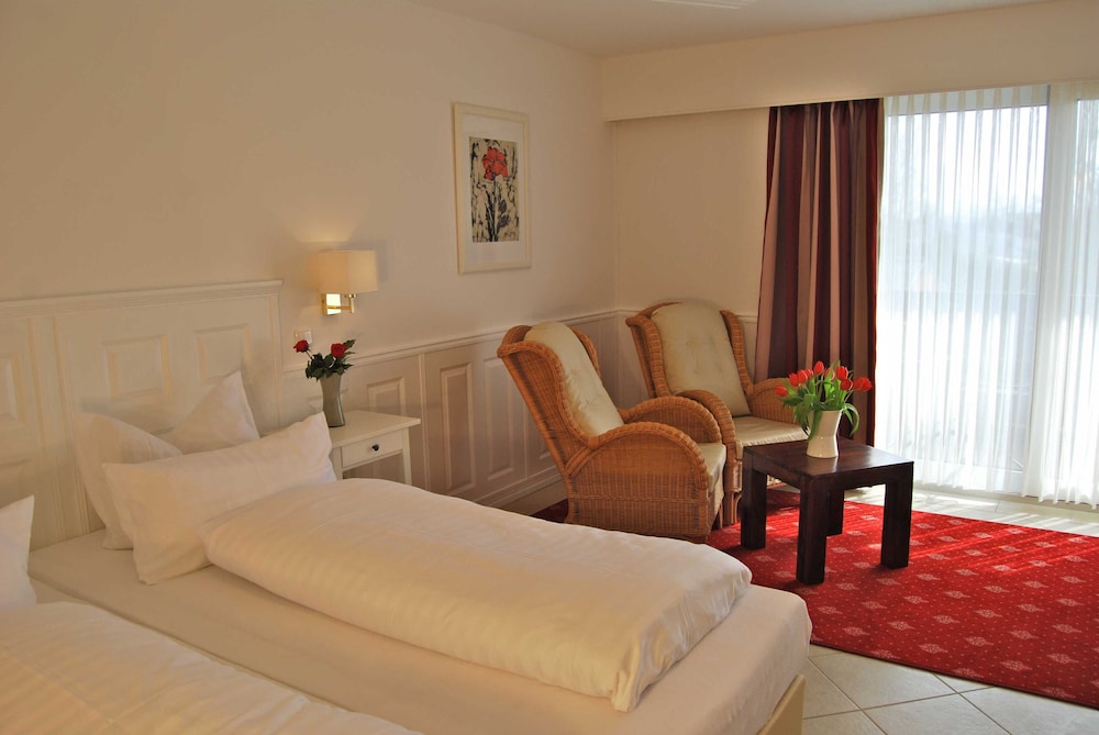 Room (005)