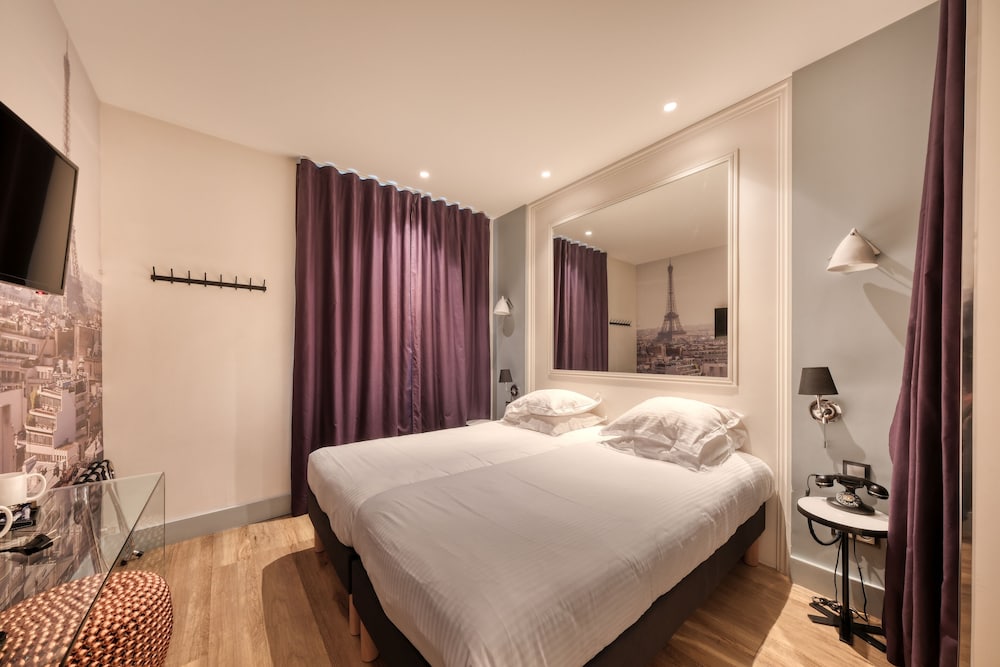 Twin room with arc de triomphe view photo 2