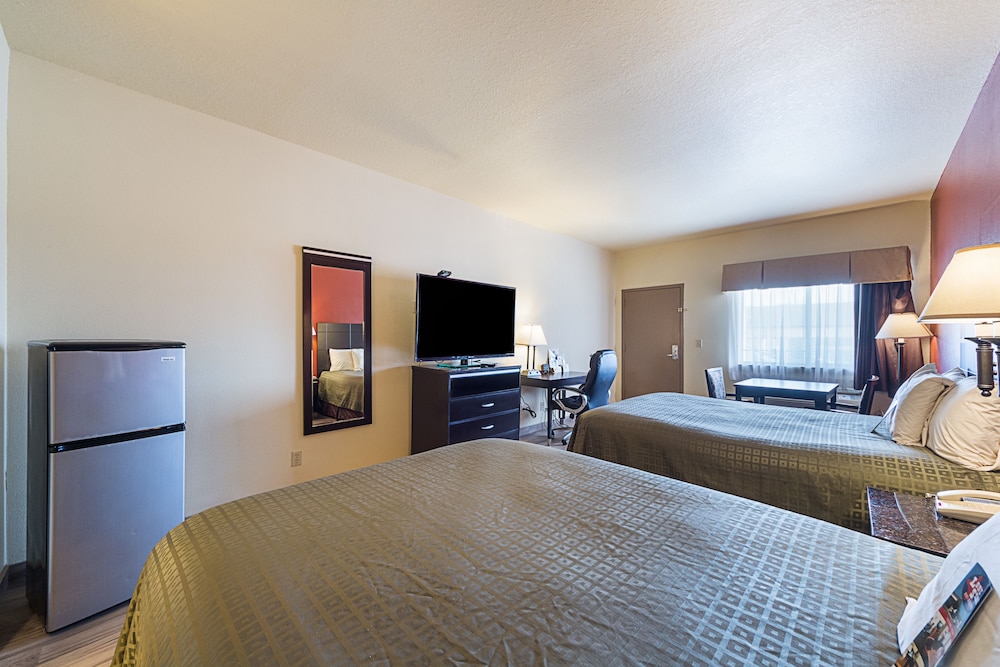 Standard Room, 2 Queen Beds, Non Smoking, Refrigerator & Microwave - Photo 2