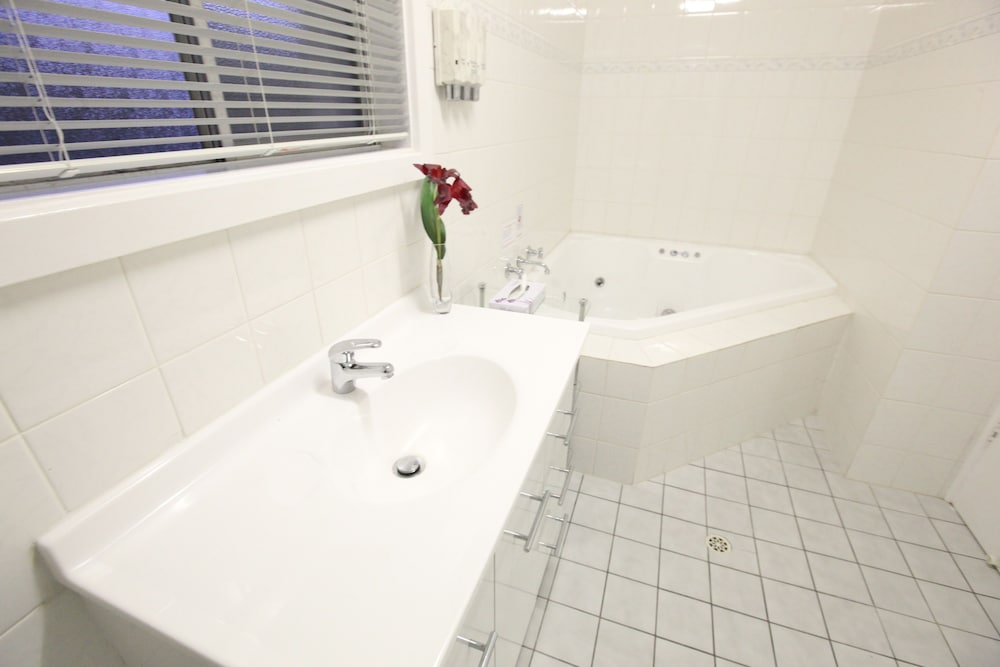 Deluxe Room, 1 King Bed, Bathtub, Valley View - Photo 1