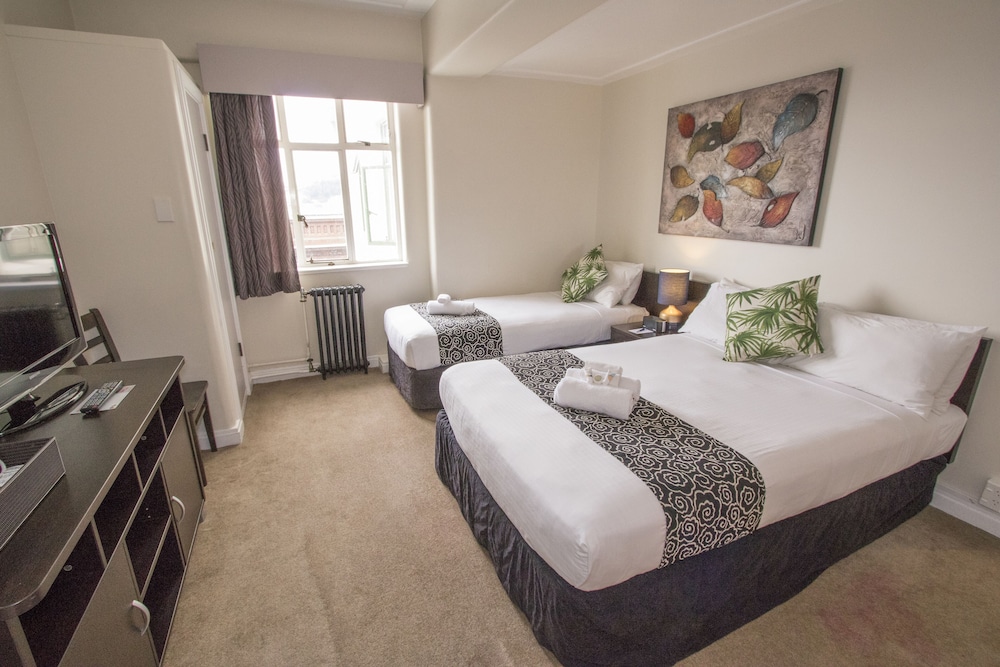 Twin, Double & Single Ensuite - Photo 3
