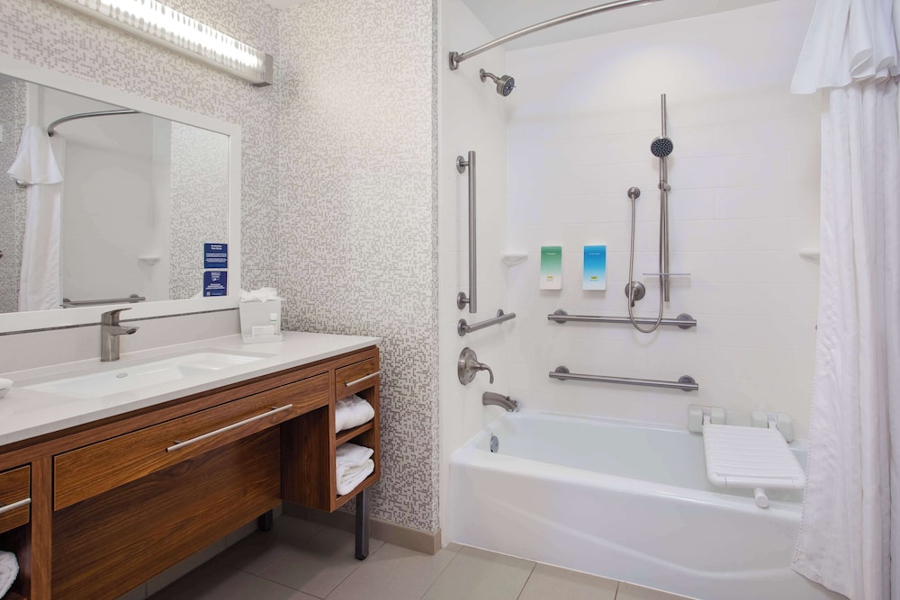 Studio, 1 King Bed, Accessible, Bathtub - Photo 10