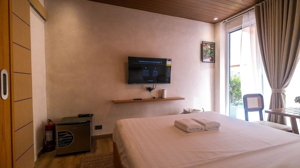 Deluxe Room, Pool View photo 2