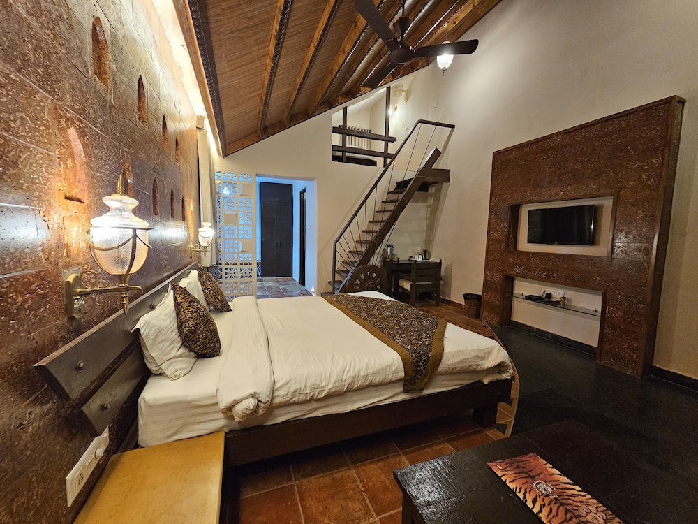 Deluxe Room, 1 King Bed, Smoking, Garden View photo 1