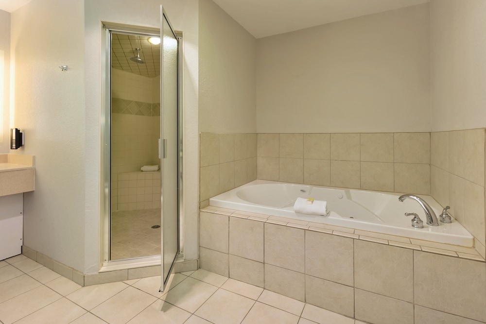 Suite, Penthouse, 2 King Bedrooms, Jetted Tub, Full Kitchen (Valley View) - Photo 8