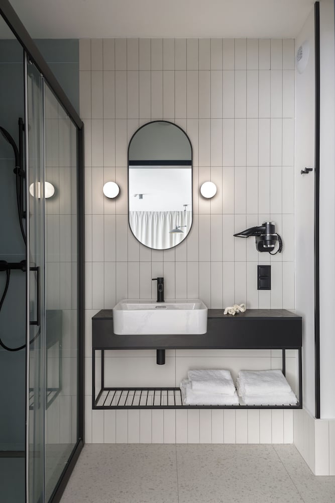 One-Bedroom Apartment - Photo 3