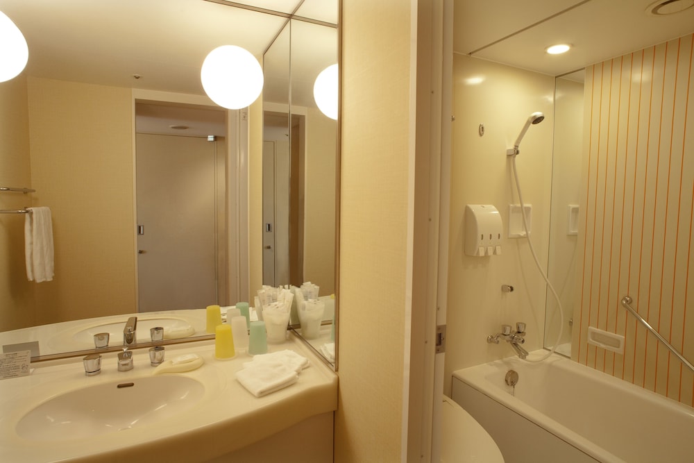 Twin Room, Non Smoking (with 1 extra bed) (9-16F) thumbnail 6