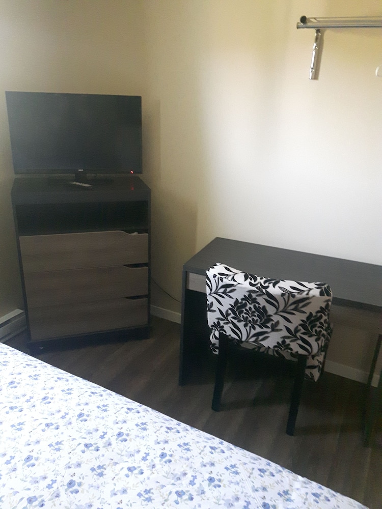 Family Room, Multiple Beds, Kitchen photo 3