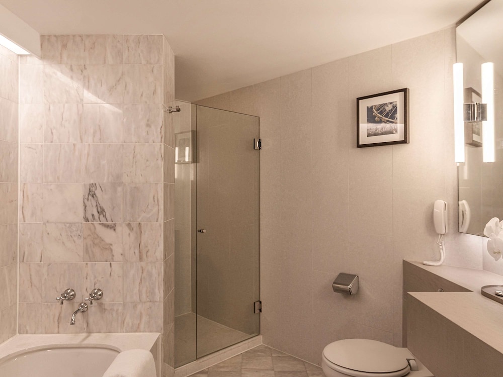 Junior Suite, 1 King Bed, Bay View, Corner thumbnail 5