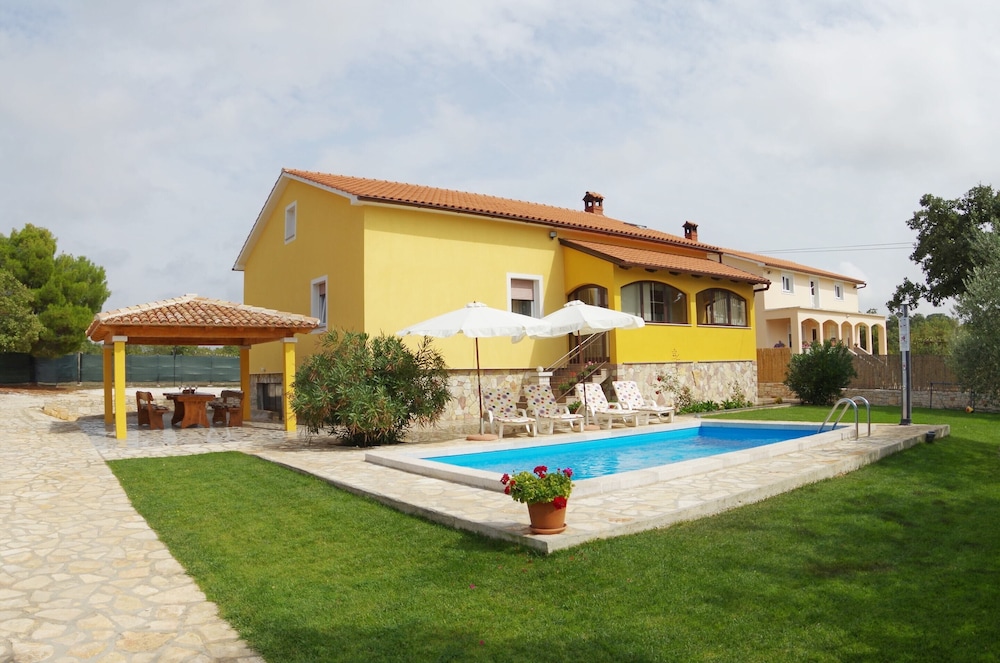 Villa photo 1