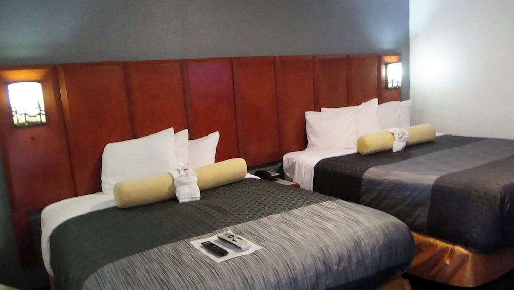 Deluxe Room, Multiple Beds, Non Smoking, Refrigerator & Microwave photo 1