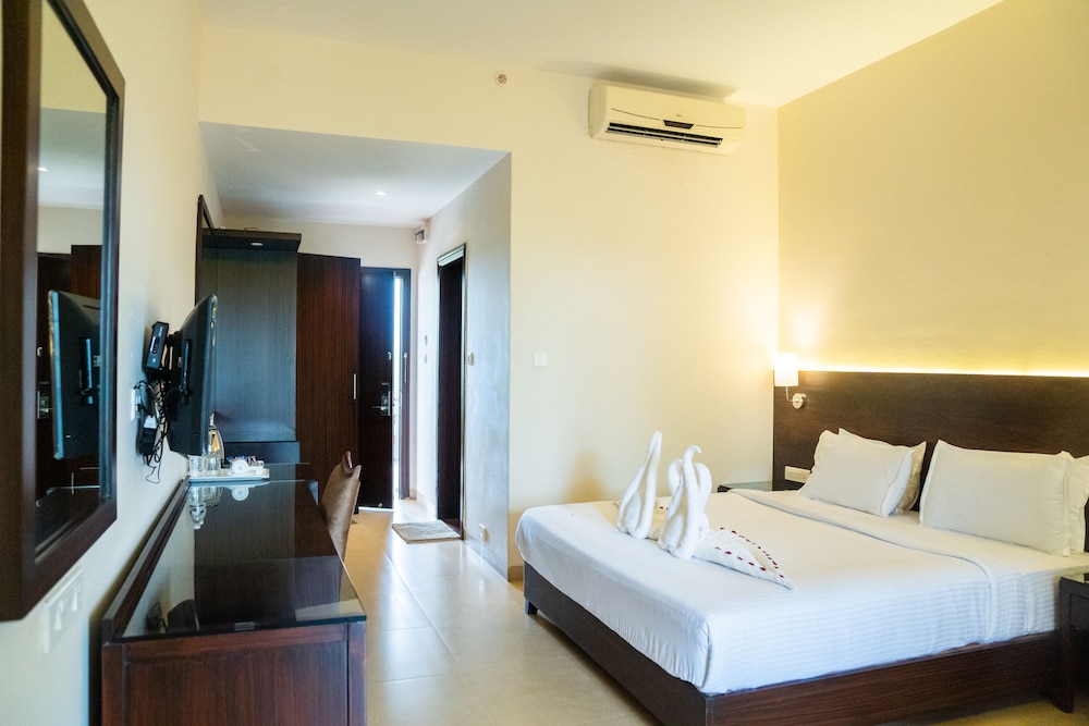 Executive Double Room, 1 King Bed, Poolside photo 3
