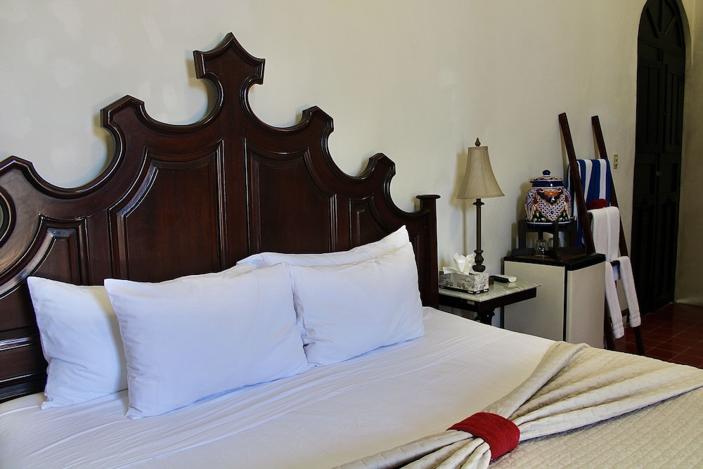 Double Room, 1 King Bed, Balcony, Pool View photo 2