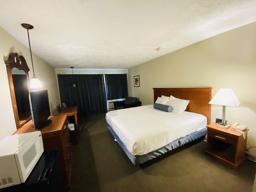 Standard Room, 1 King Bed, Patio or Balcony, River View
