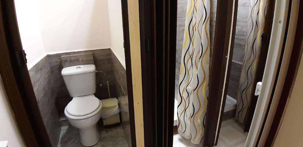 Habitación Cuádruple, Baño Compartido (Nuestra 180)