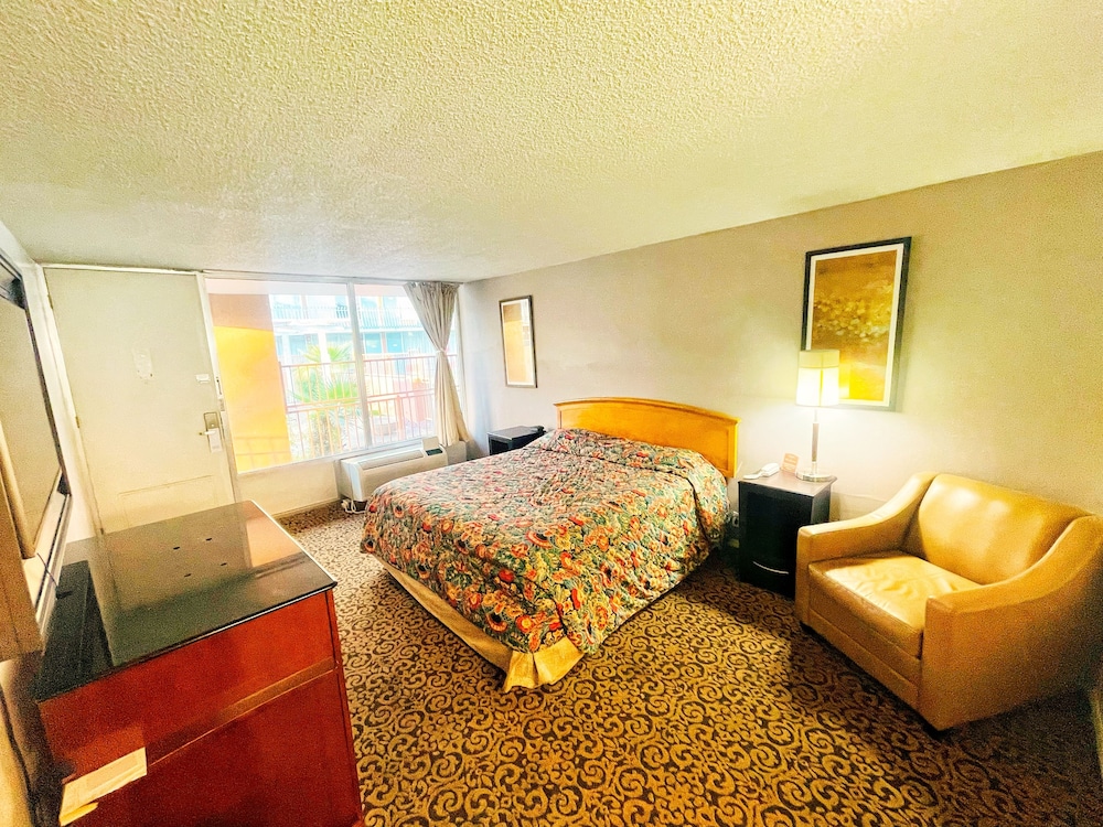 Standard Room, 1 Queen Bed photo 1