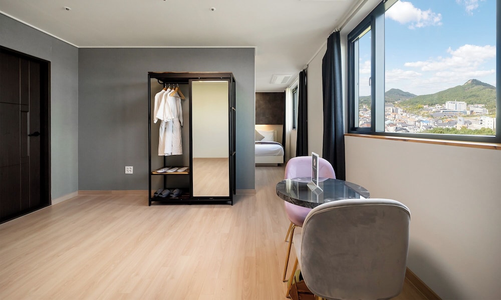 Suite - Photo 16