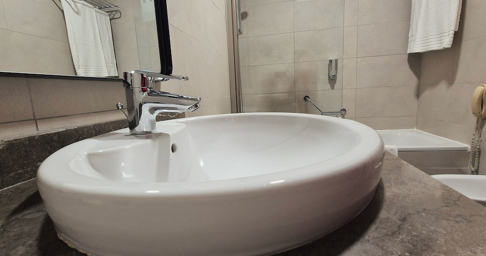 Standard Double Room - Photo 9