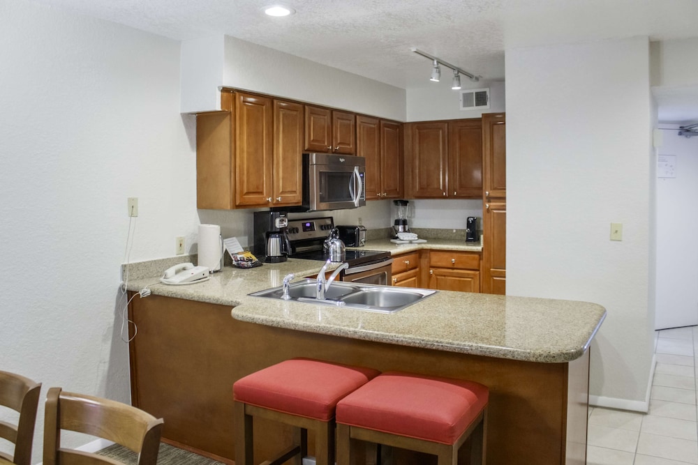 2 Bedroom 1 KG and 2 TWN Suite Hr Accessible - Photo 7