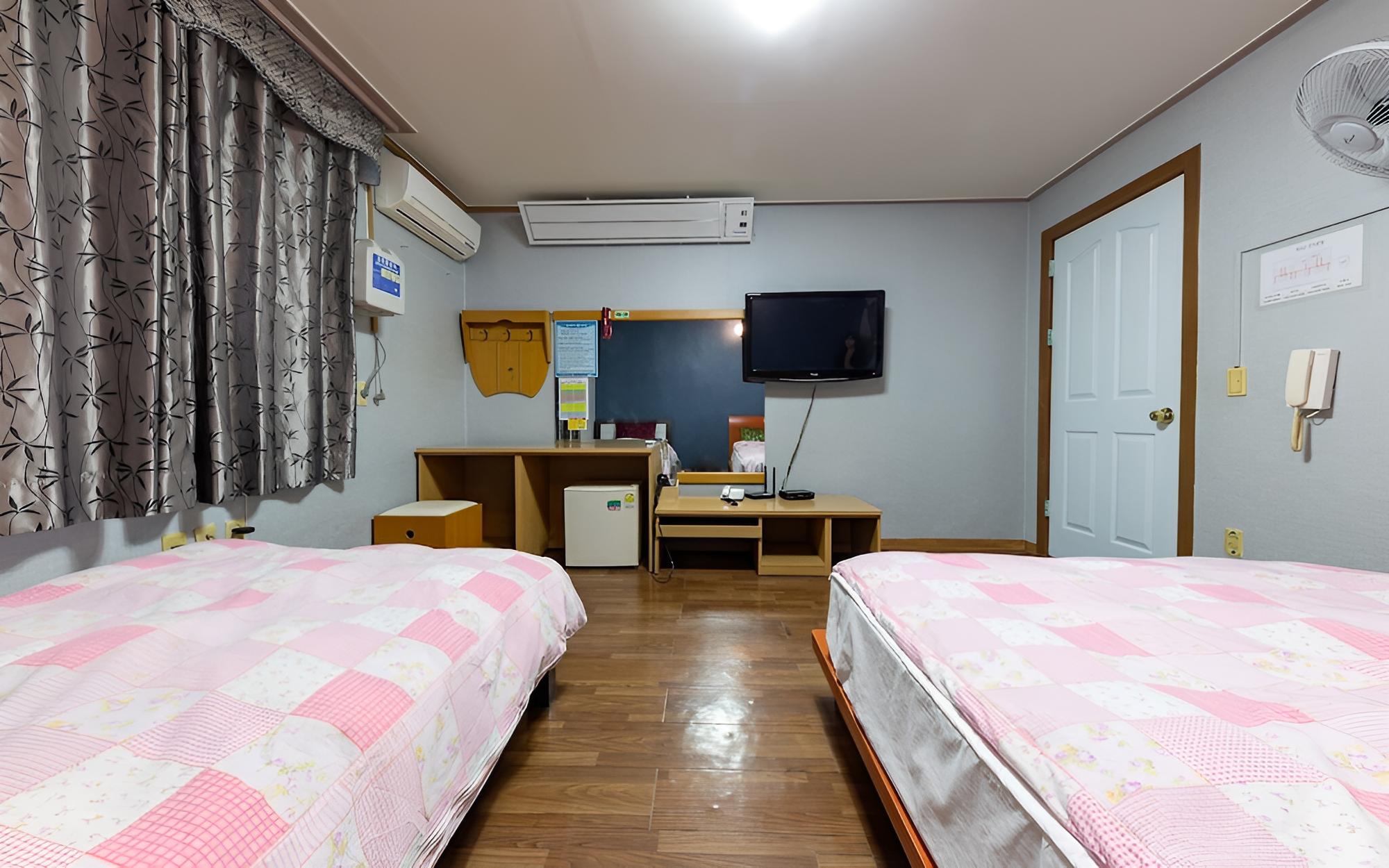 Room (2 beds) - Photo 7