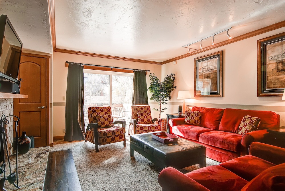 Condo, 2 Bedrooms