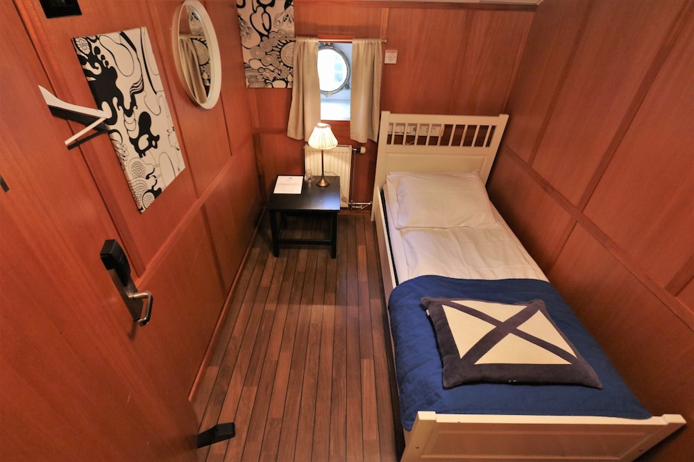 Economy Single Room, Shared Bathroom photo 3