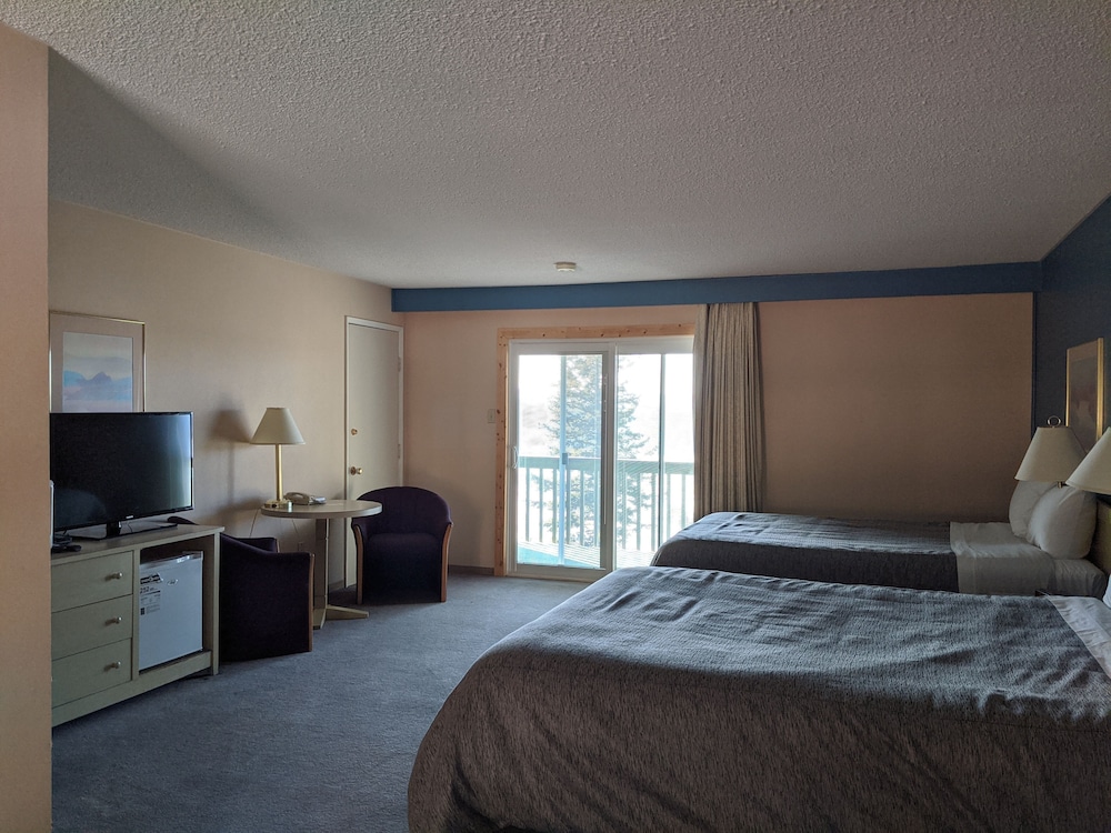 Deluxe Two Queen Room photo 2
