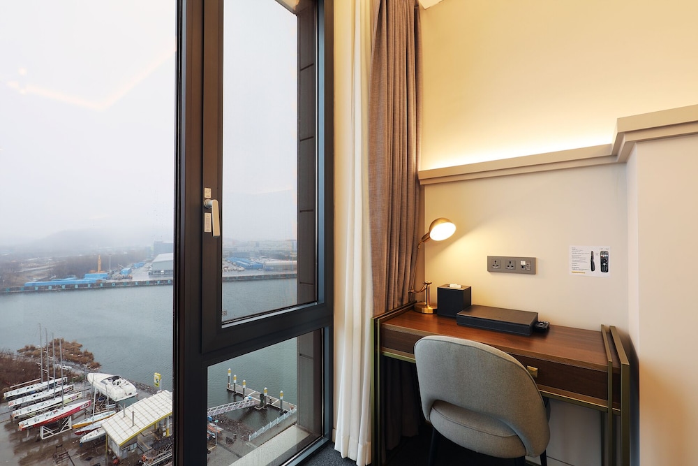 Junior Suite Family Twin (Complimentary Pool Access for 3) - Photo 5