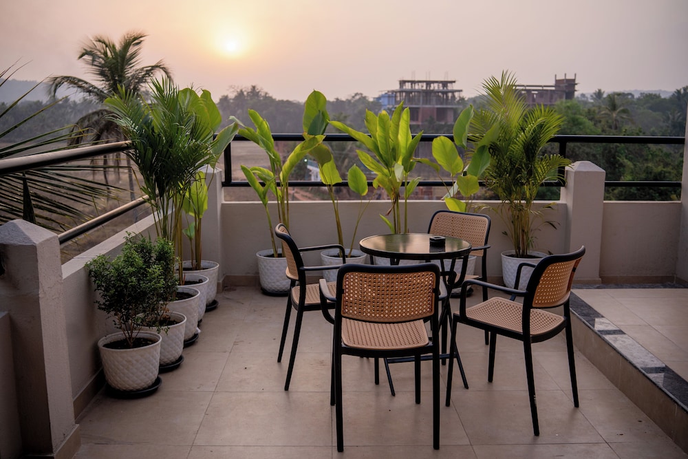 Panoramic Suite, 1 King Bed with Sofa bed, Balcony, Hill View photo 3