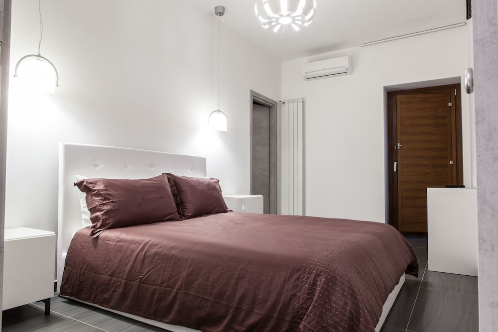 Design Double Room Single Use, 1 Queen Bed, Ensuite, Corner photo 2