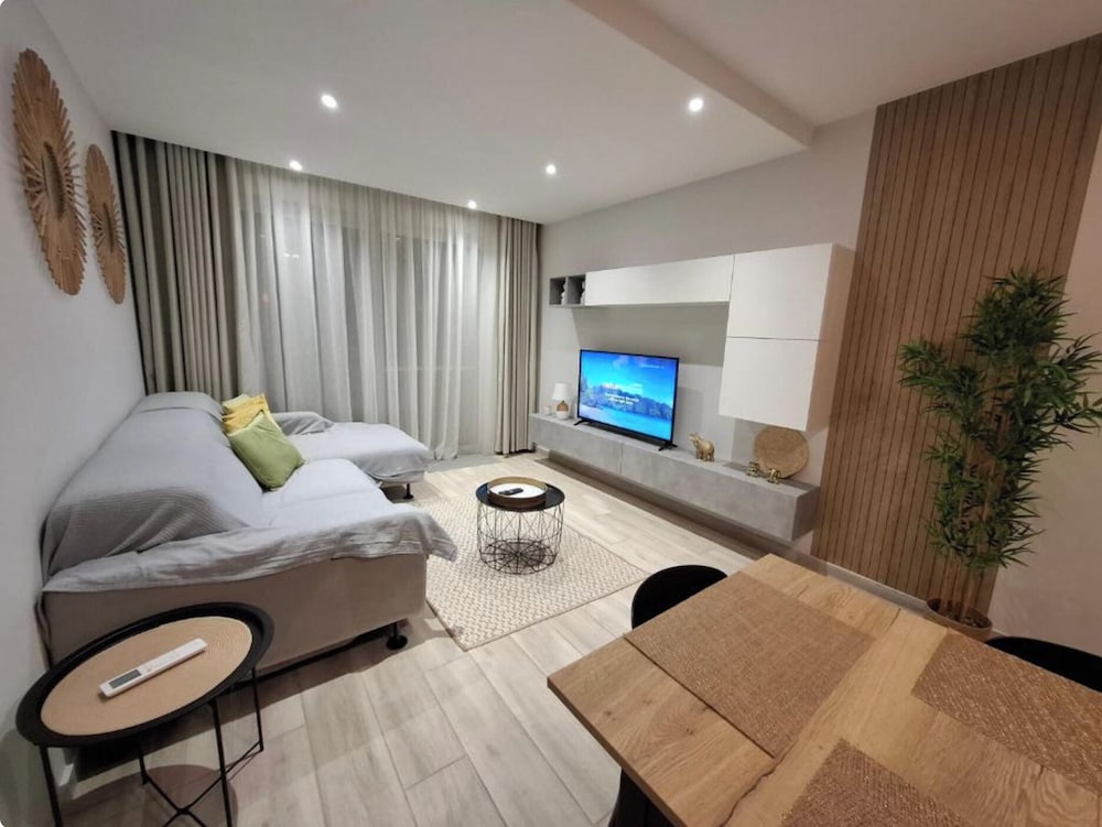 Apartment, 3 Bedrooms, Air conditioning, Beachside