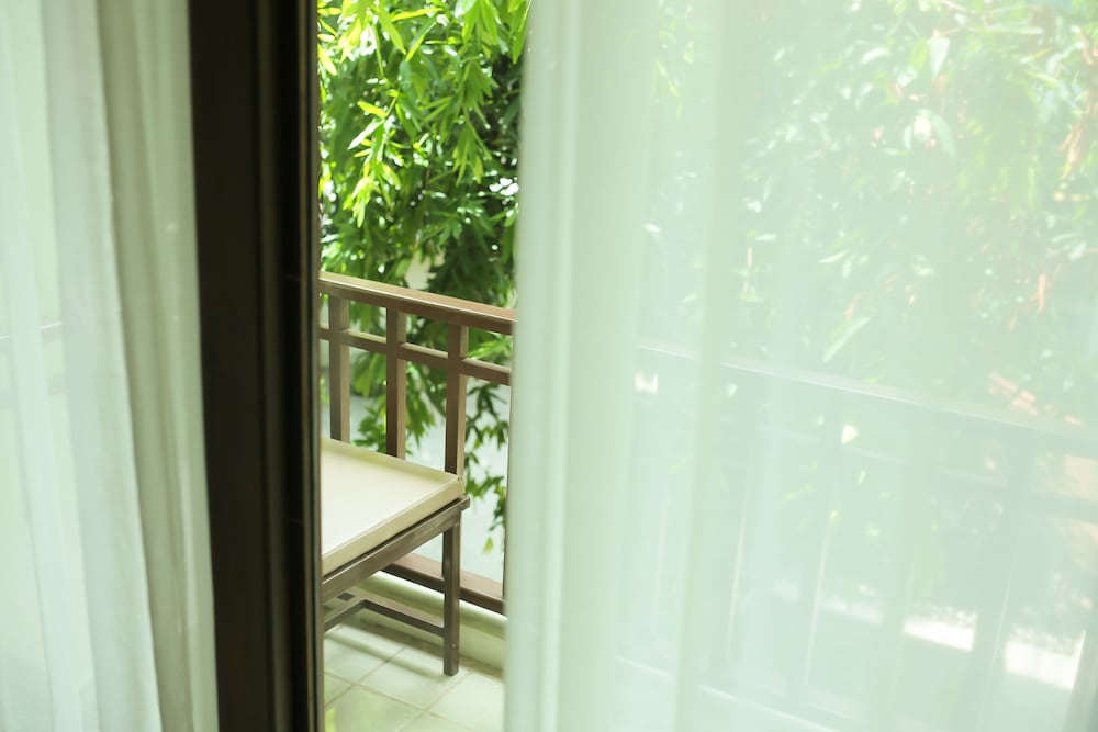 Deluxe Balcony King Bed - Photo 8