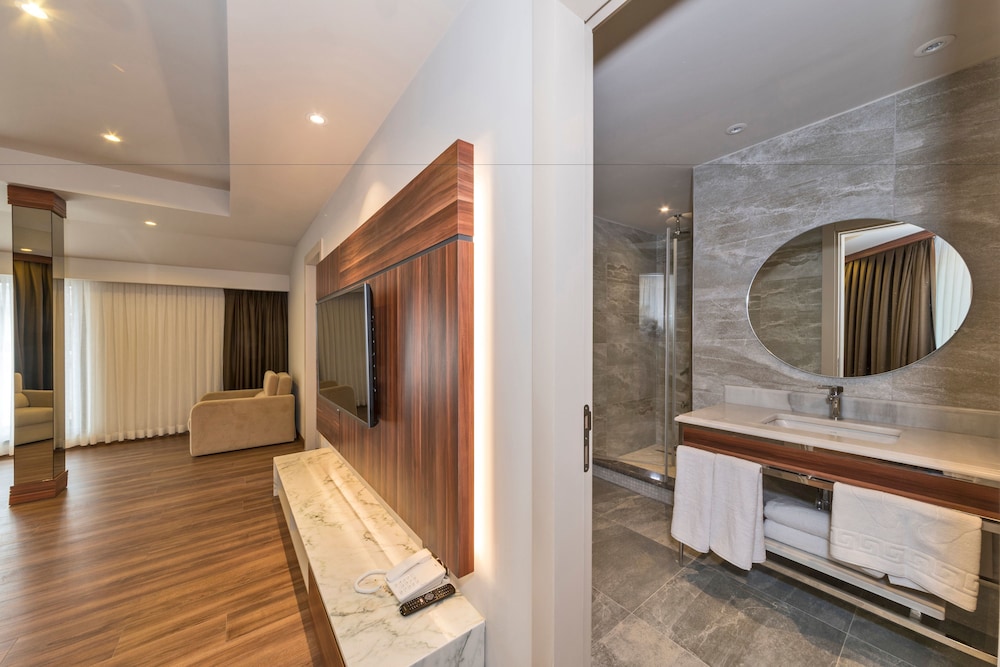 Family Suite Room thumbnail 6