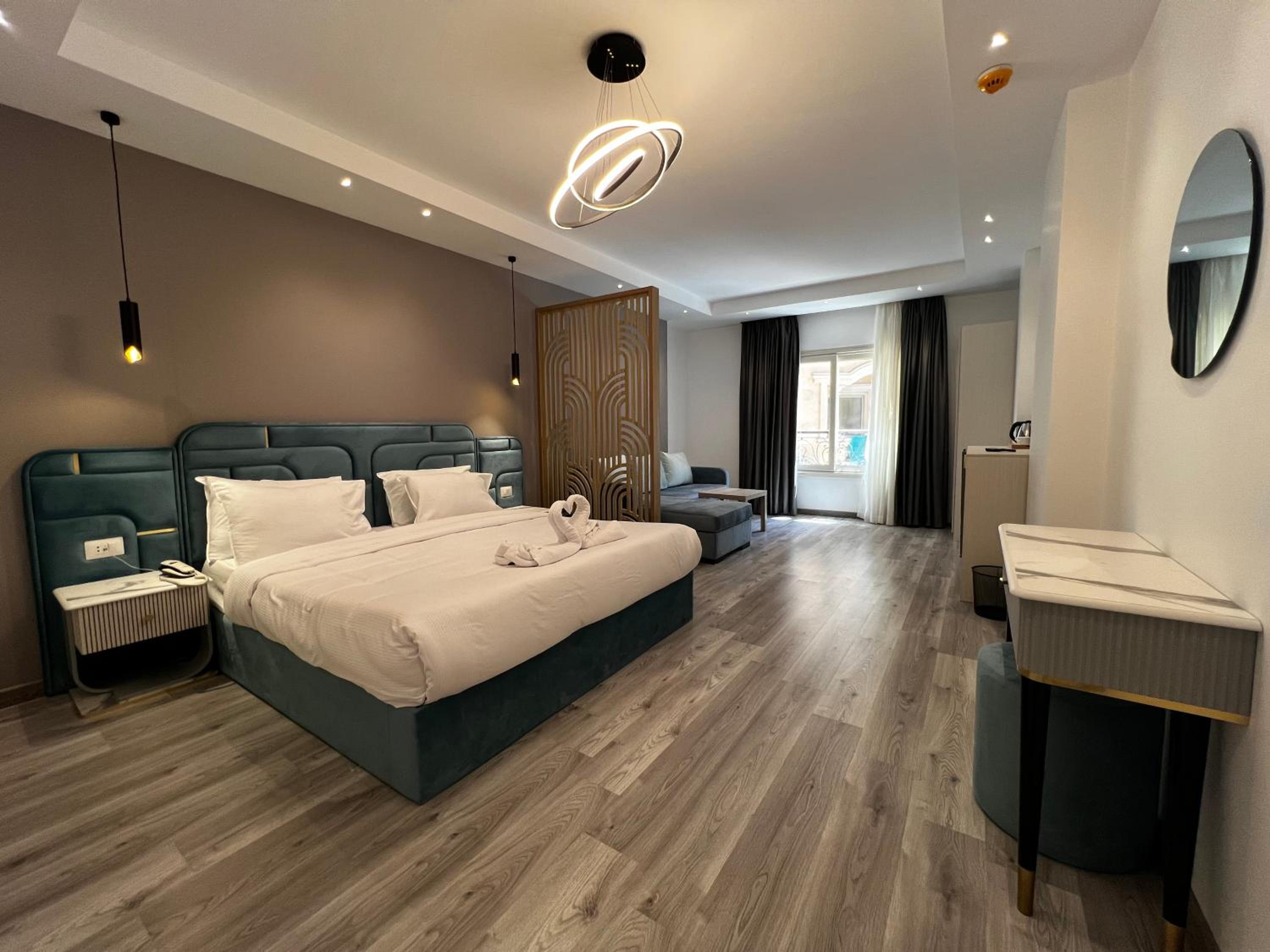 Junior Suite with Pool View photo 3