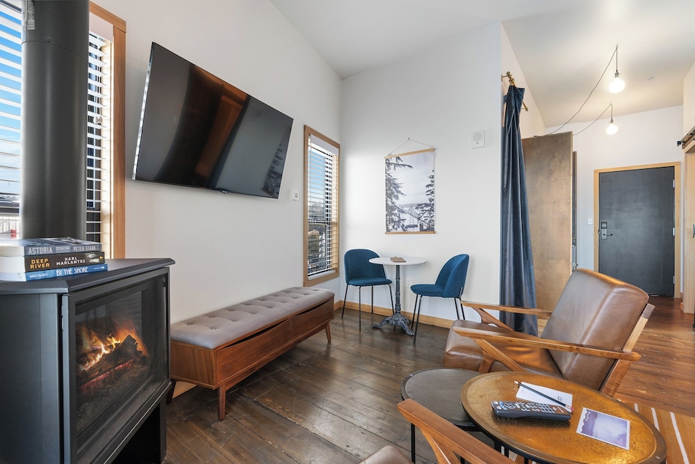 Luxe River View King 2nd Floor (No Pets) - Photo 18