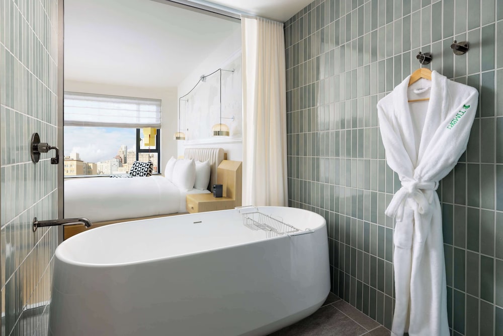 Skyline King 1 Bedroom Suite thumbnail 6