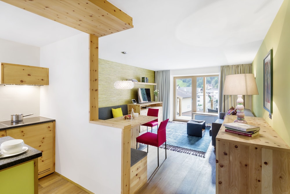 Deluxe Suite, 1 Bedroom, Balcony photo 3