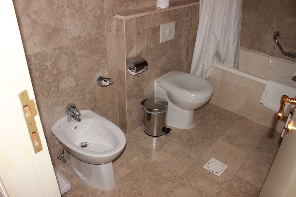 Classic Twin Room, City View photo 3