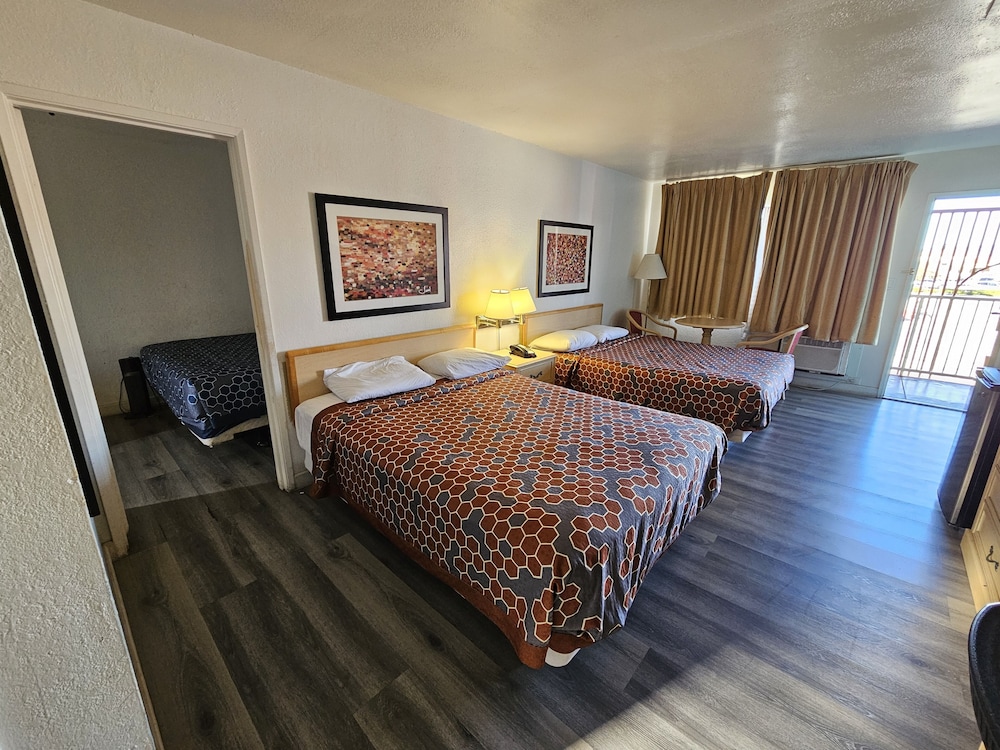 Standard Room, Multiple Beds, Non Smoking photo 3