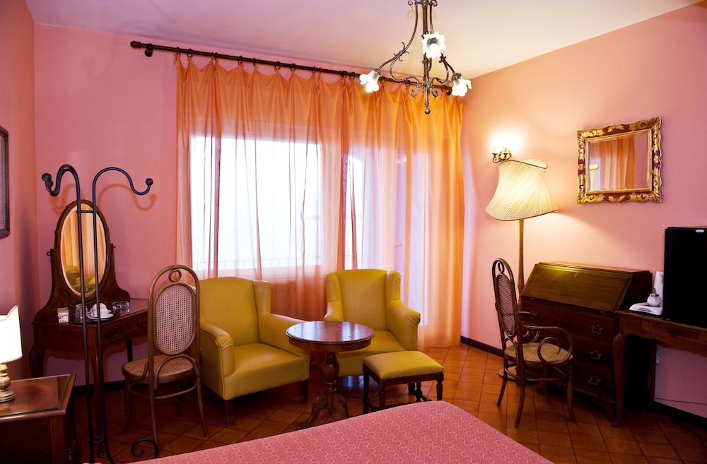 Deluxe Double Room, 1 King Bed, Balcony, Sea Facing - Photo 8