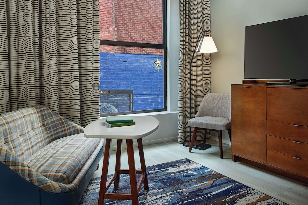 Deluxe Room, 1 King Bed, Accessible (3x3 Shower)