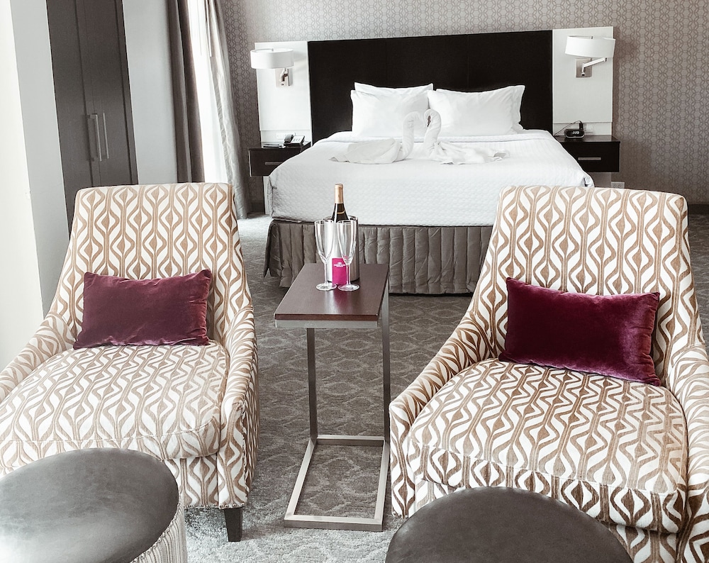 Suite, 1 King Bed - Photo 6
