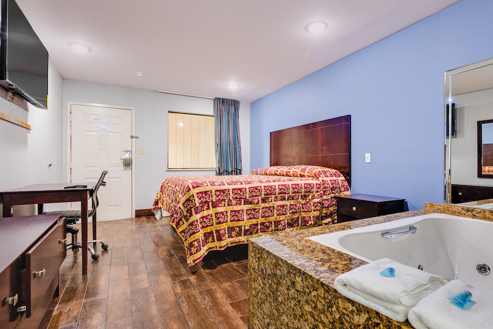 Room, 1 King Bed, Non Smoking, Jetted Tub - Photo 1