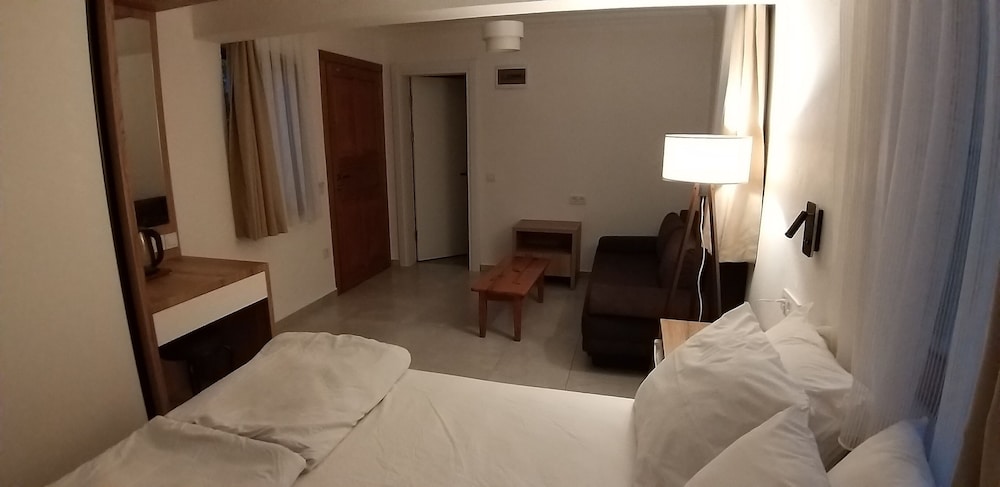 Family Studio, 2 Double Beds, Accessible, Courtyard View photo 3