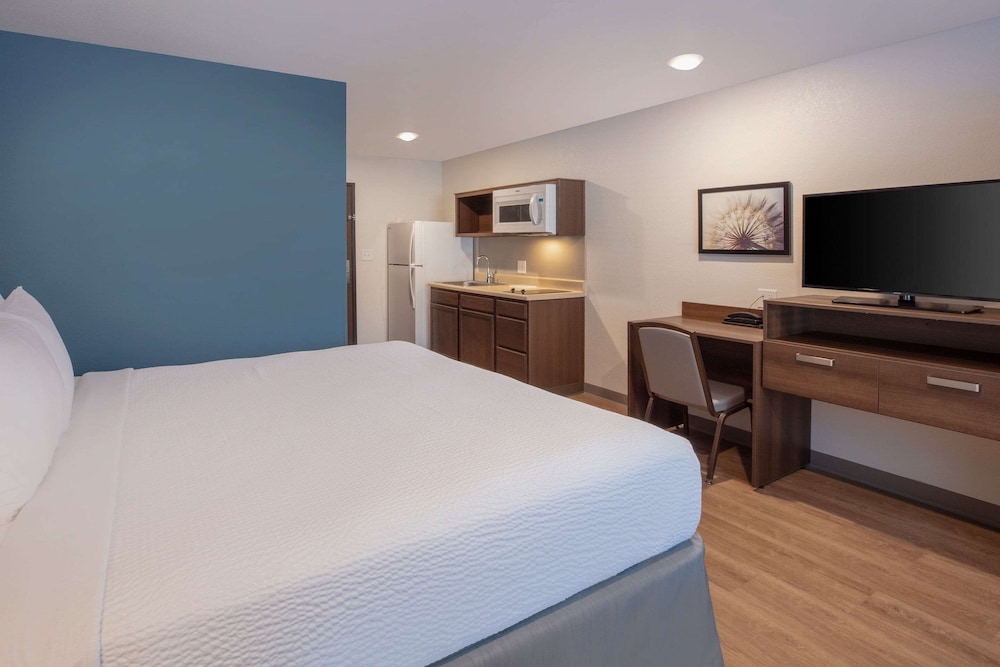 Standard Room, 1 Queen Bed photo 2