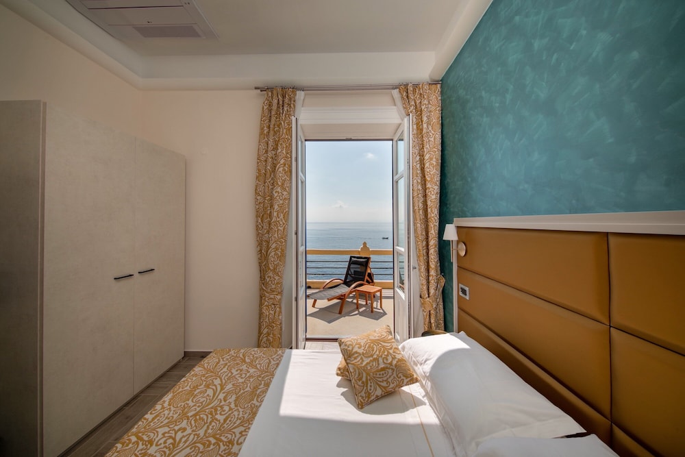Deluxe Double or Twin Room, Terrace, Sea View, photo 6